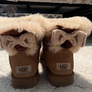 Selling a tan pair of UGGS with bow on the back. Size women’s 8.